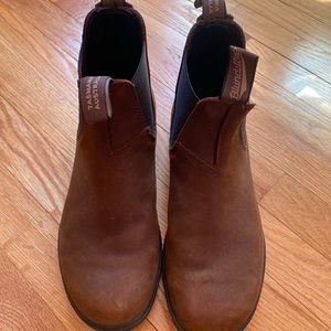 Women’s Classic Blundstones, size 9